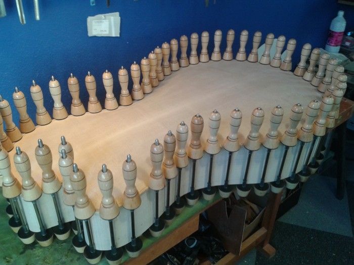 Caisse d'instrument en cours de collage, maintenue par des dizaines de serre-joints