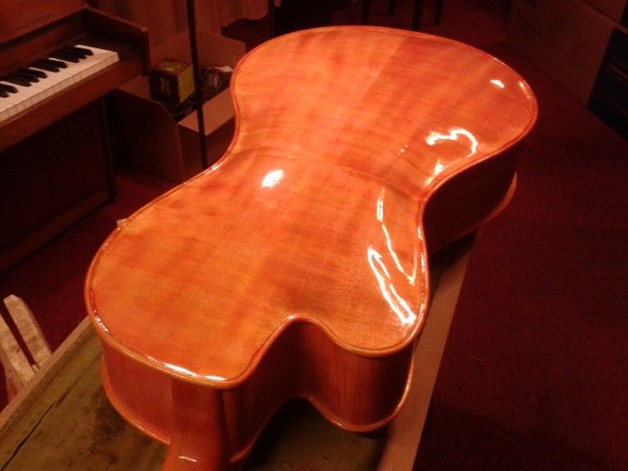 Fond d'instrument fraîchement verni