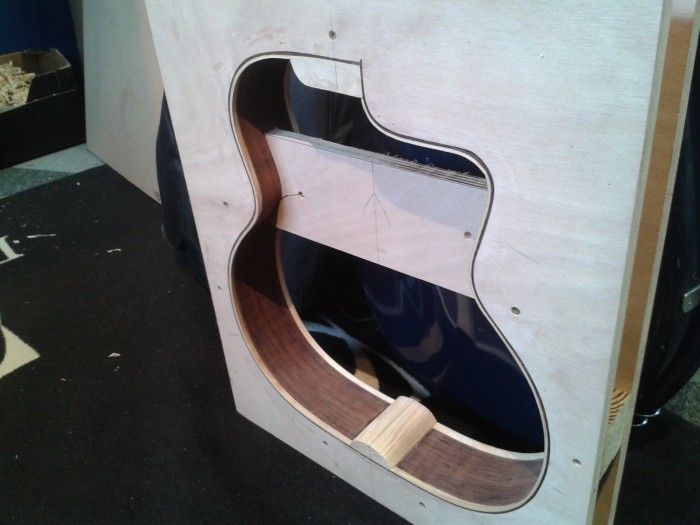 Moule de guitare avec ses éclisses