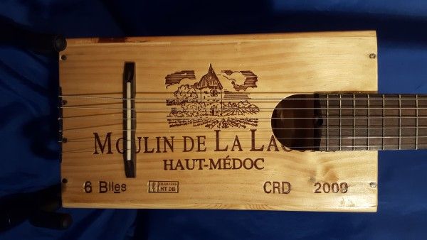 Pinarbox : la caisse de vin et son étiquette, devenue guitare