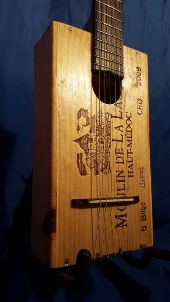 Guitare Pinarbox fabriquée à partir d'une ancienne caisse de vin