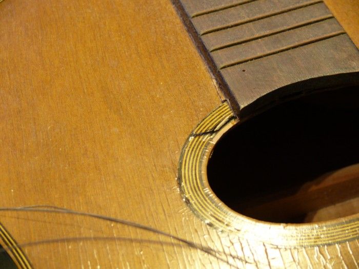 Rosace et touche d'une guitare, à l'atelier