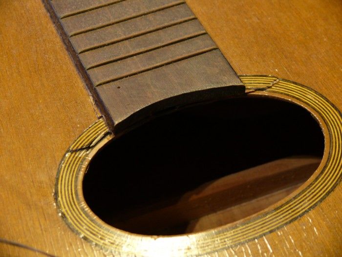 Rosace et filets autour de la bouche d'une guitare