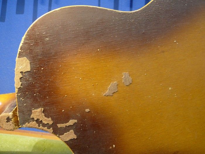 Guitare au vernis écaillé, avant restauration