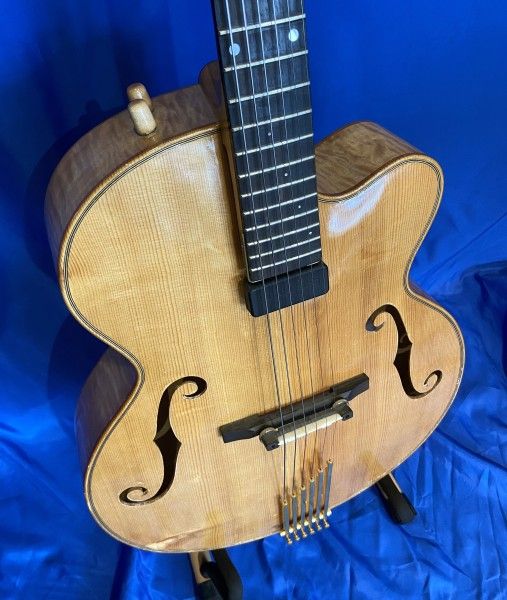 Guitare jazz LA Jazz en épicéa et érable, fabriquée par Hugo Abecassis